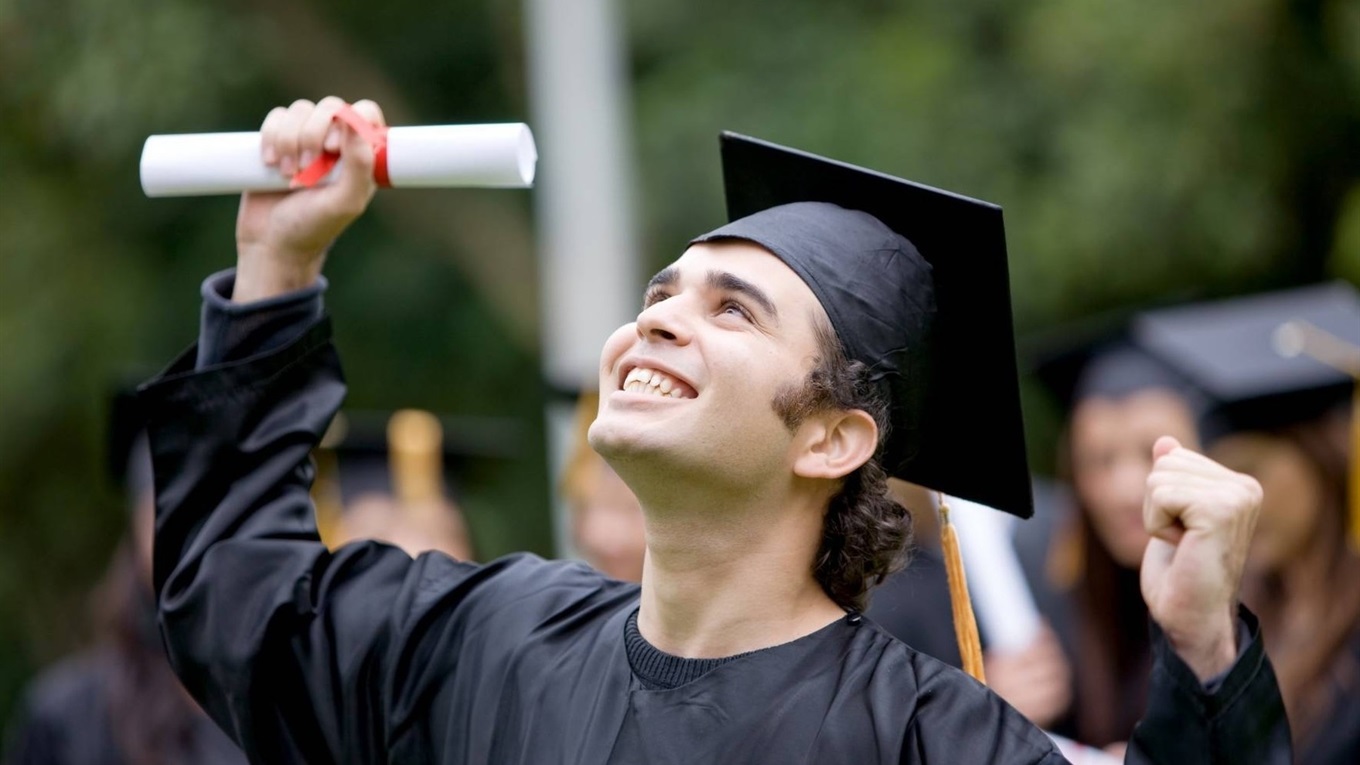 Замість “чеpвоних” дипломів: у МОН пояснили, як відзначатимуть успішних студентів