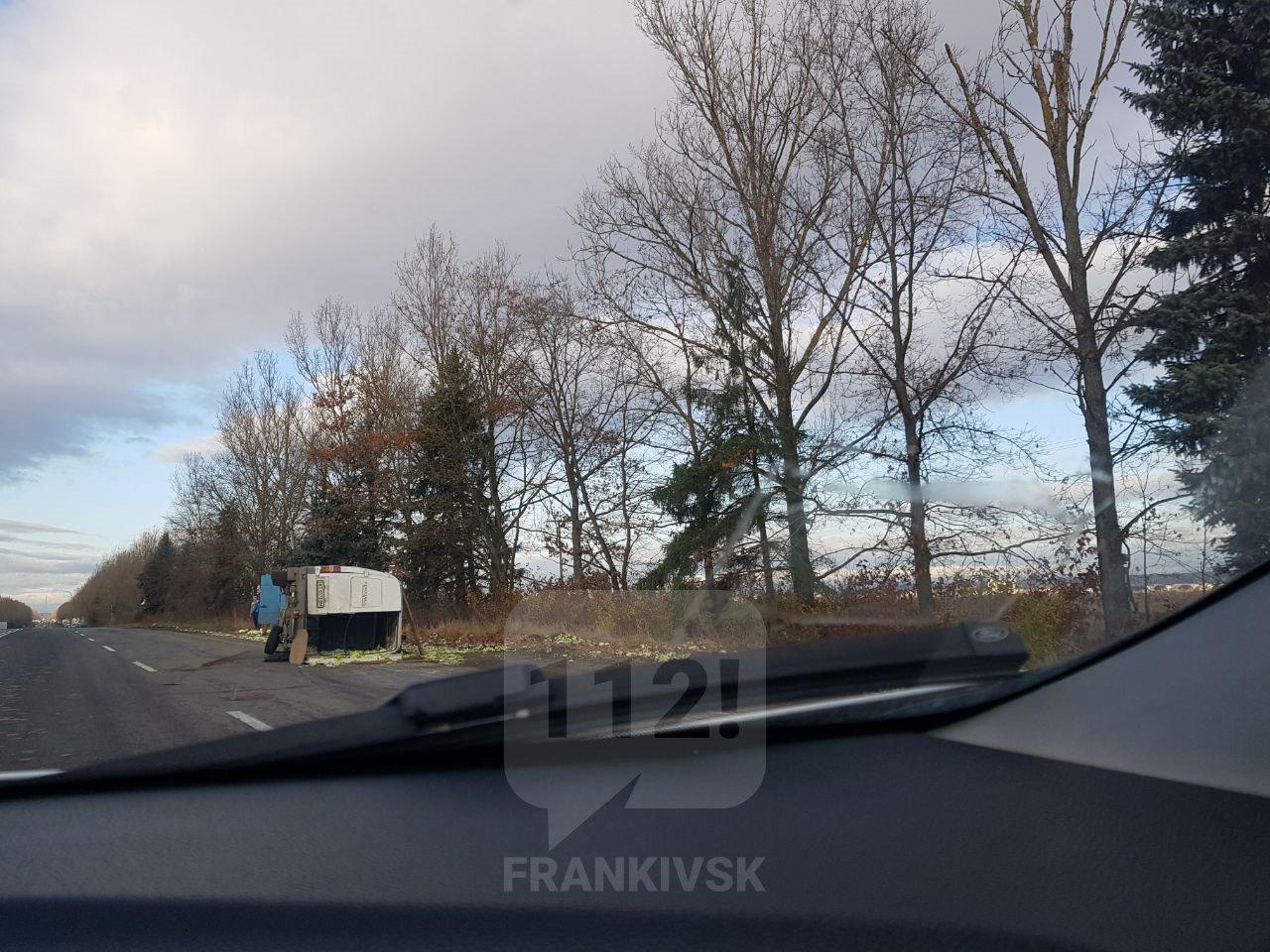 На дорозі між Франківськом і Тисменицею багато капусти: перекинувся мікроавтобус (ФОТО)