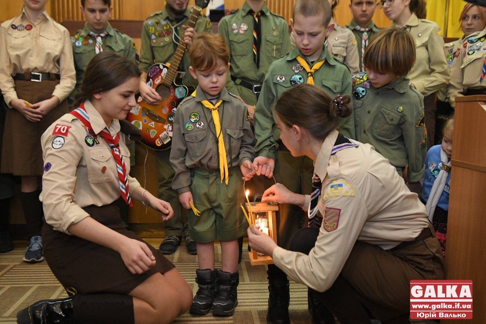 Вогонь миру принесли франківські пластуни на сесію міської ради (ФОТО)