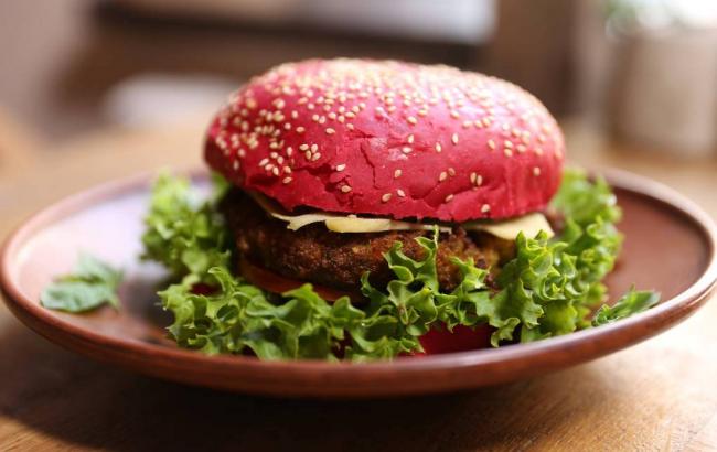 Фермери просять Європарламент заборонити “вегетаріанський бургер” і “веганську ковбасу”