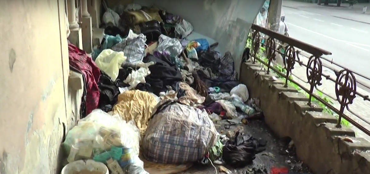 Суд відмовився виселяти психічнохворих мешканців, які тероризують сусідів сміттям та брудом