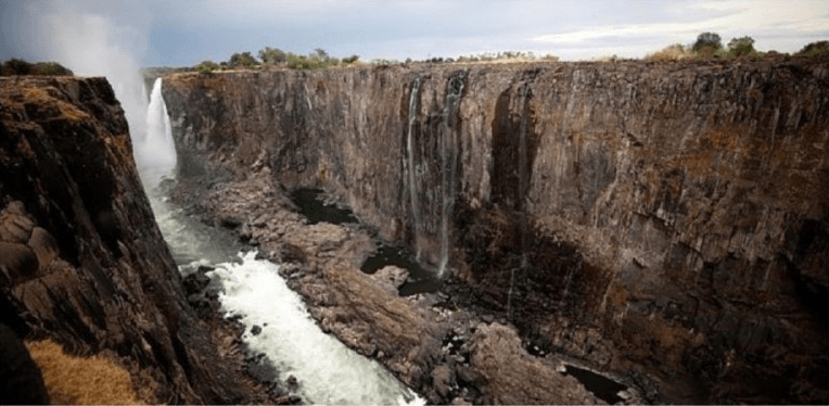 В Африці через засуху обмілів найбільший у світі водоспад