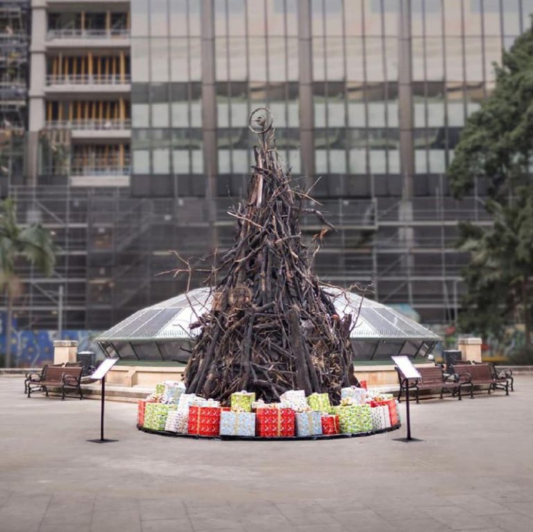В Австралії встановили обгорілу різдвяну ялинку – нагадують про масштабні лісові пожежі