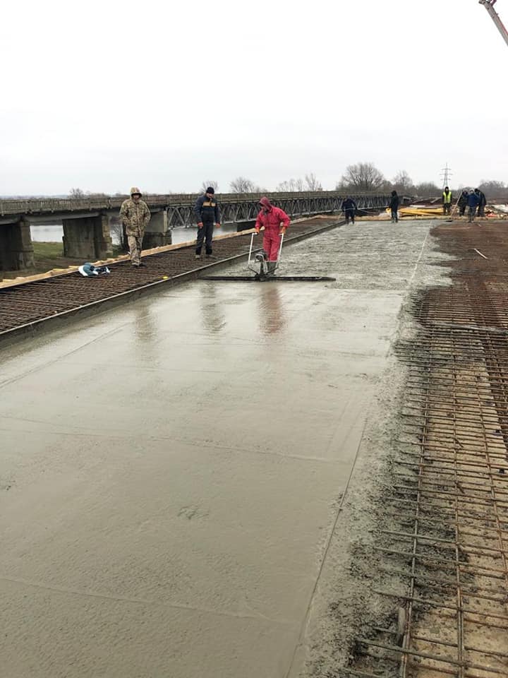 Прикарпатські дорожники вже бетонують міст-довгобуд через Дністер (ФОТО)