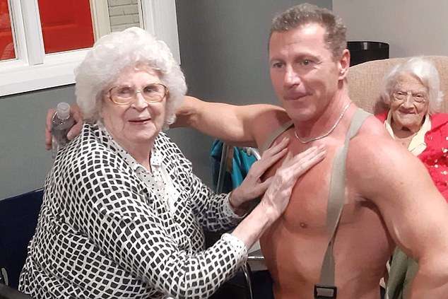 У Британії в будинок престарілих запросили стриптизера для 89-річної бабусі (ВІДЕО)