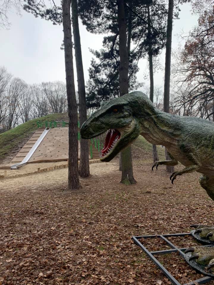 П’яні розбишаки підпалили зуб динозавра в парку Шевченка (ФОТО, ВІДЕО)