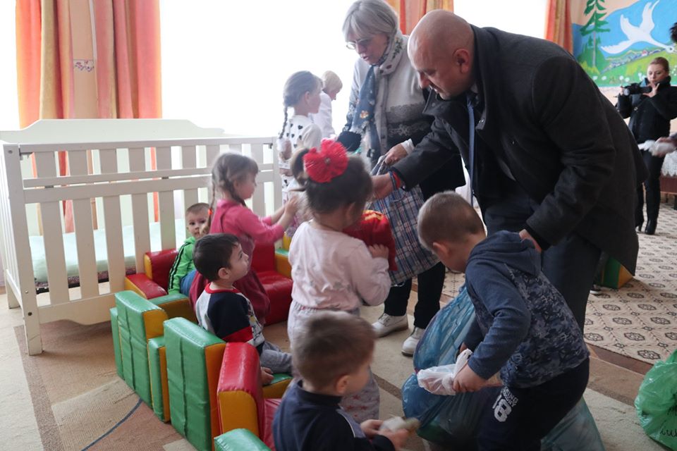 Делегація з Польщі привезла подарунки у будинок дитини у Надвірній (ФОТО)