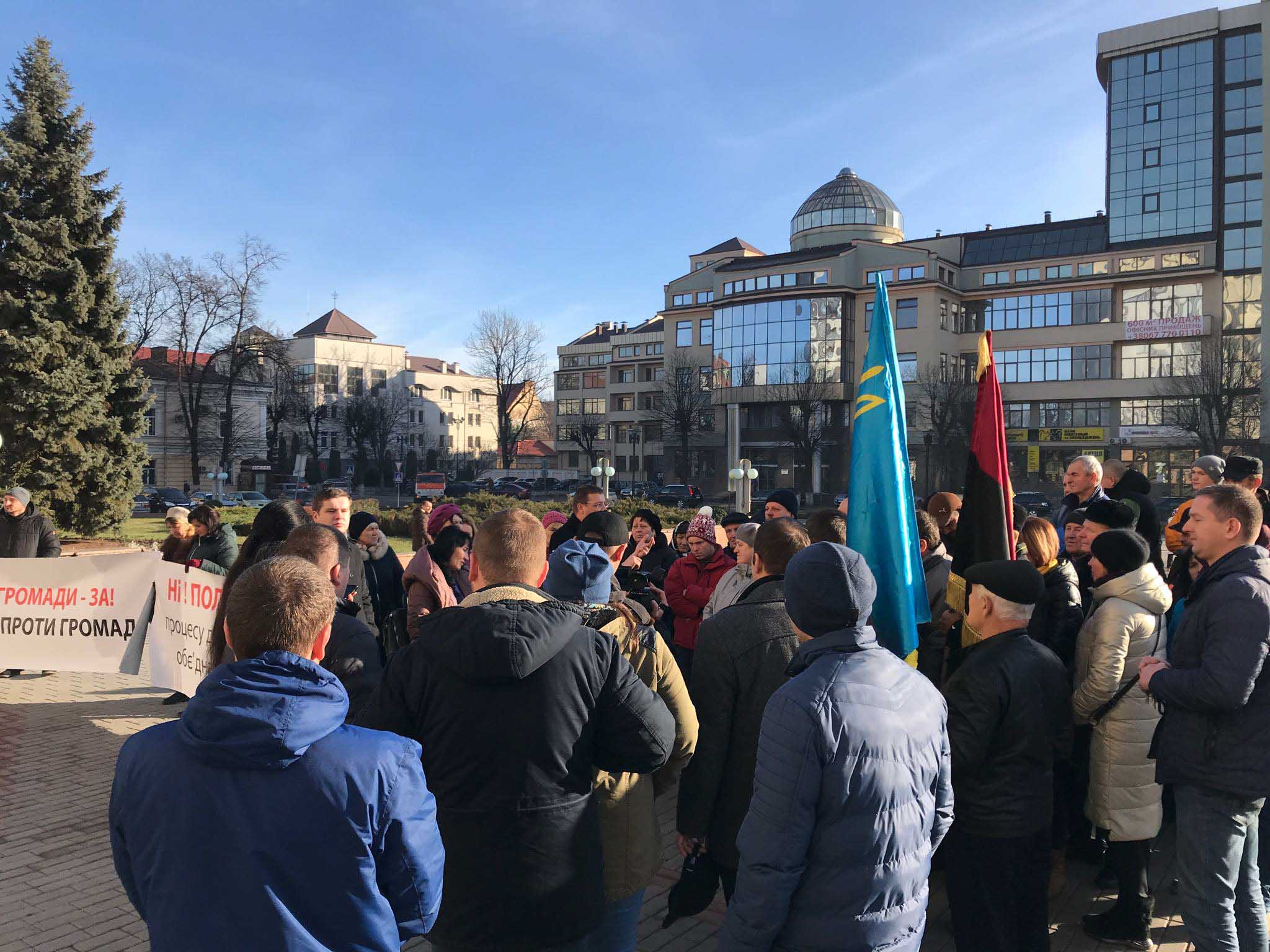 Під стінами ОДА зібралися мешканці Татарова, які хочуть об’єднатися в громаду з Ворохтою (ФОТО)