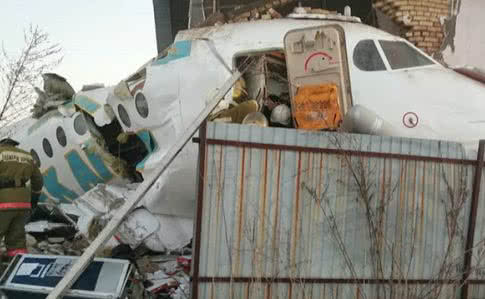 Літак зі 100 людьми на борту розбився в Казахстані (ВІДЕО)