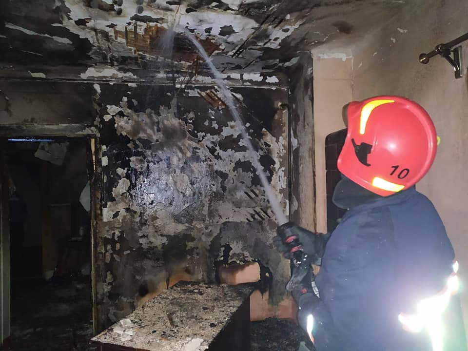 У Долині горіла квартира: пожежники врятували кількох мешканців (ФОТО)