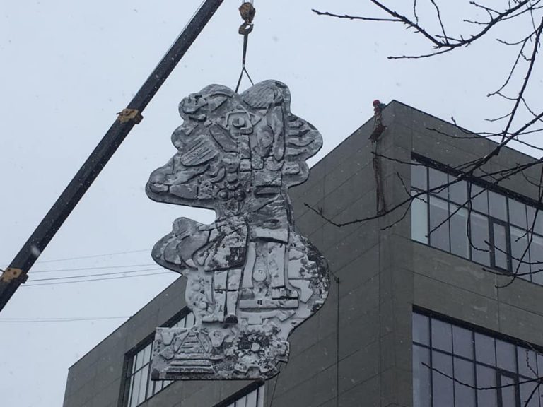 На фасад “Промприладу” повернувся відремонтований семиметровий барельєф (ФОТО)