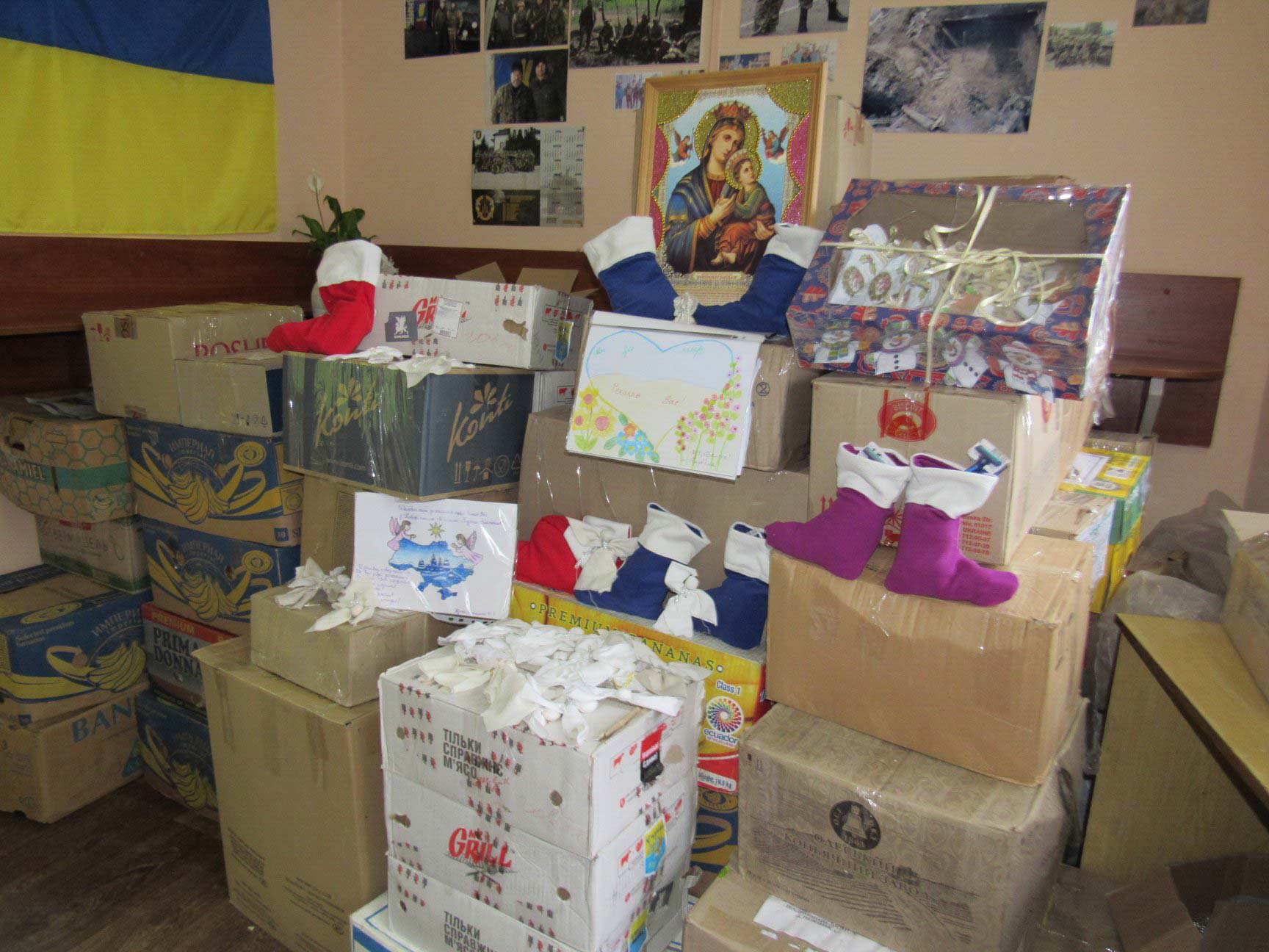 Їжа, одяг, будматеріали: 6 тонн допомоги зібрали прикарпатці для захисників на Сході (ФОТО)