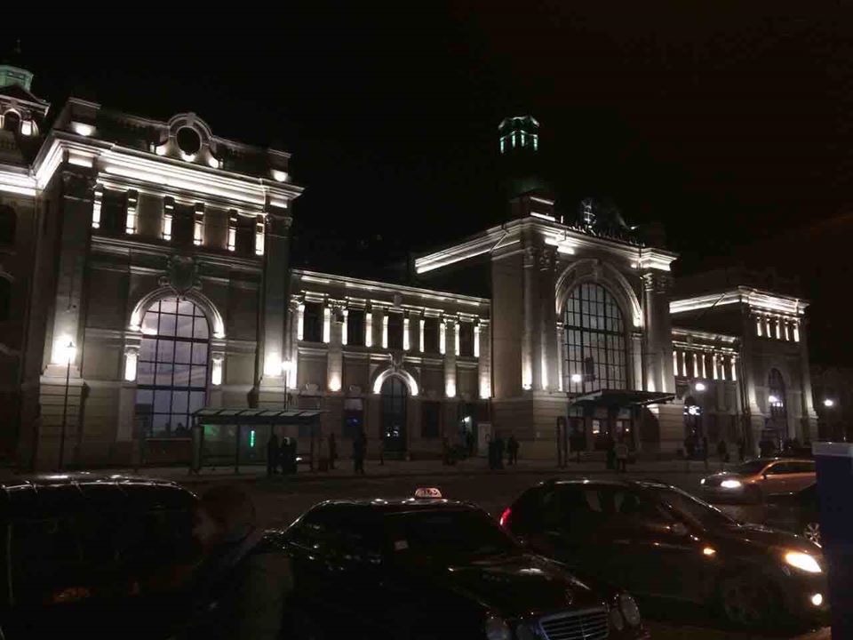 Франківський вокзал отримав вечірню підсвітку (ФОТОФАКТ)