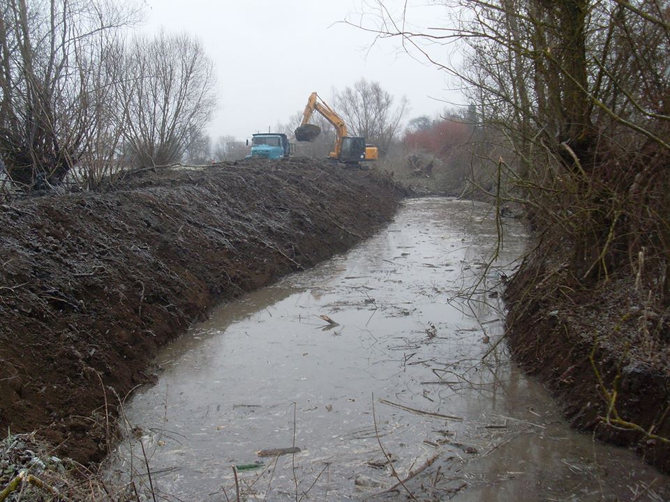 На Коломийщині розчищають русло річки, щоб врятувати від потопу навколишні двори (ФОТО)