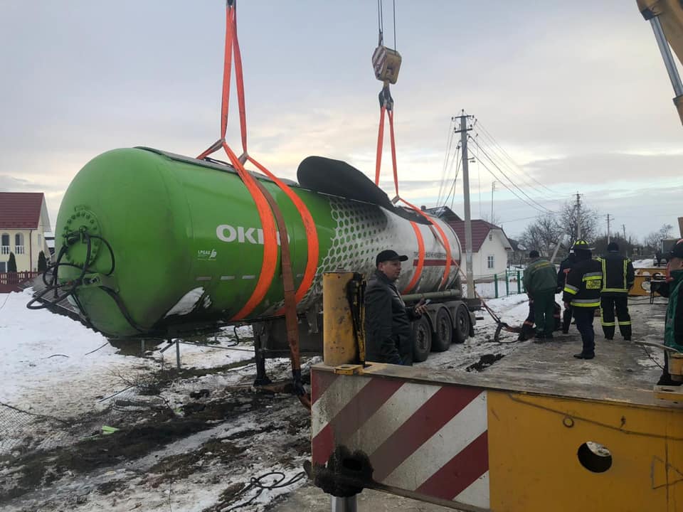 Інженерам вдалося підняти багатотонну цистерну з газом, що три дні тому перевернулася у селі на Прикарпатті (ФОТО)