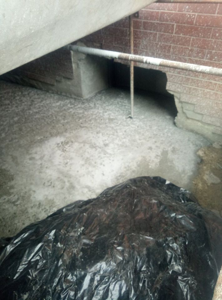 У середмісті Франківська розгнівані сусіди залили бетоном розкопку під будинком