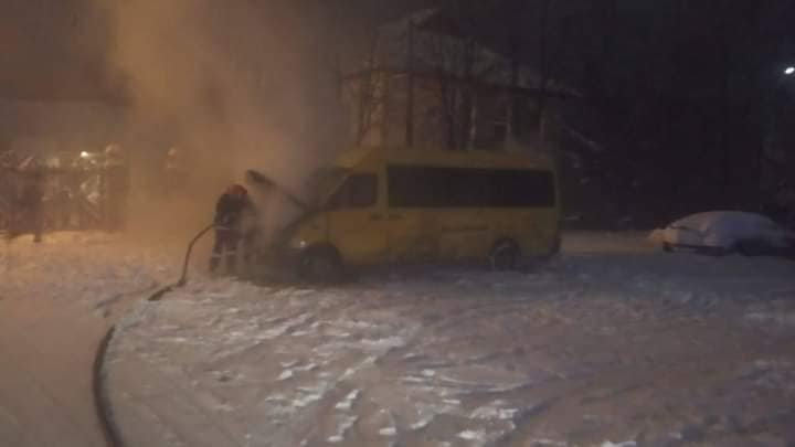 Сім рятувальників гасили мікроавтобус у Долині (ФОТО)
