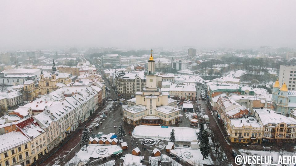 Фотограф показав засніжений Франківськ з висоти пташиного польоту (ФОТО)