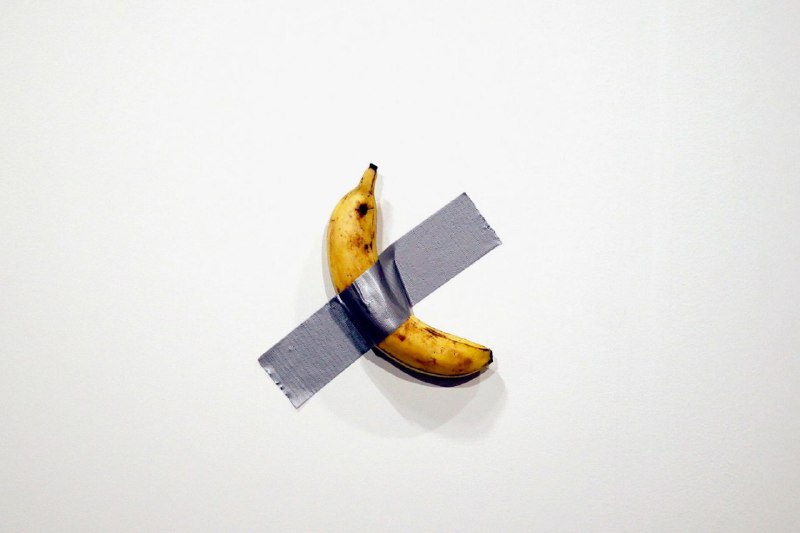 ​​​​Художник приклеїв банан скотчем до стіни і продав за 120 тисяч доларів