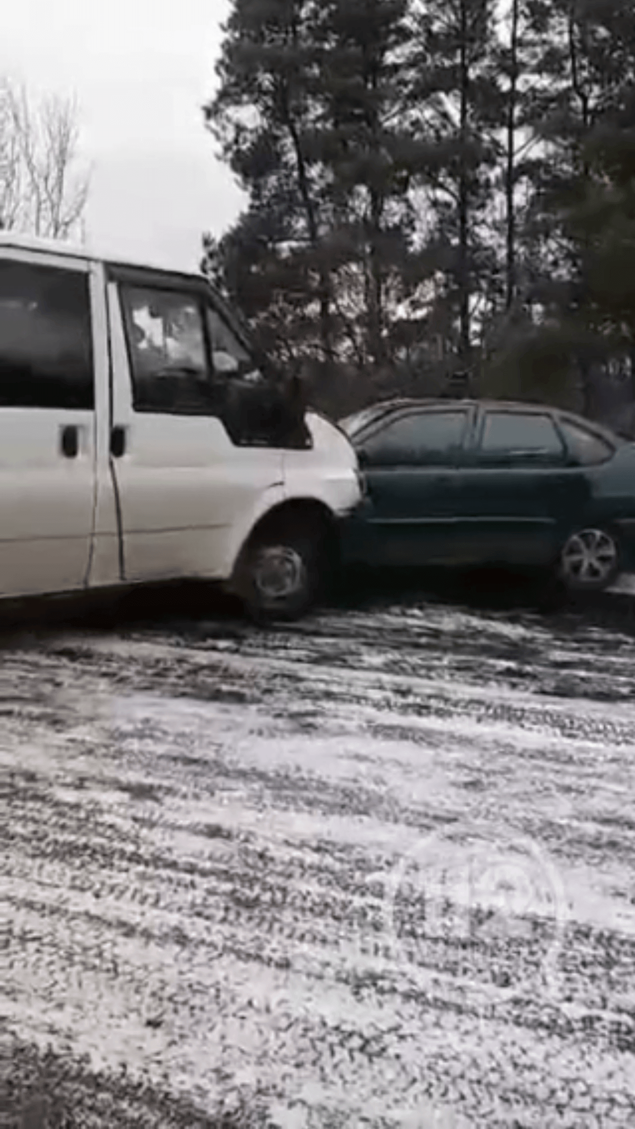 На Косівщині водій на “літній гумі” спричинив лобове зіткнення машин (ВІДЕО)