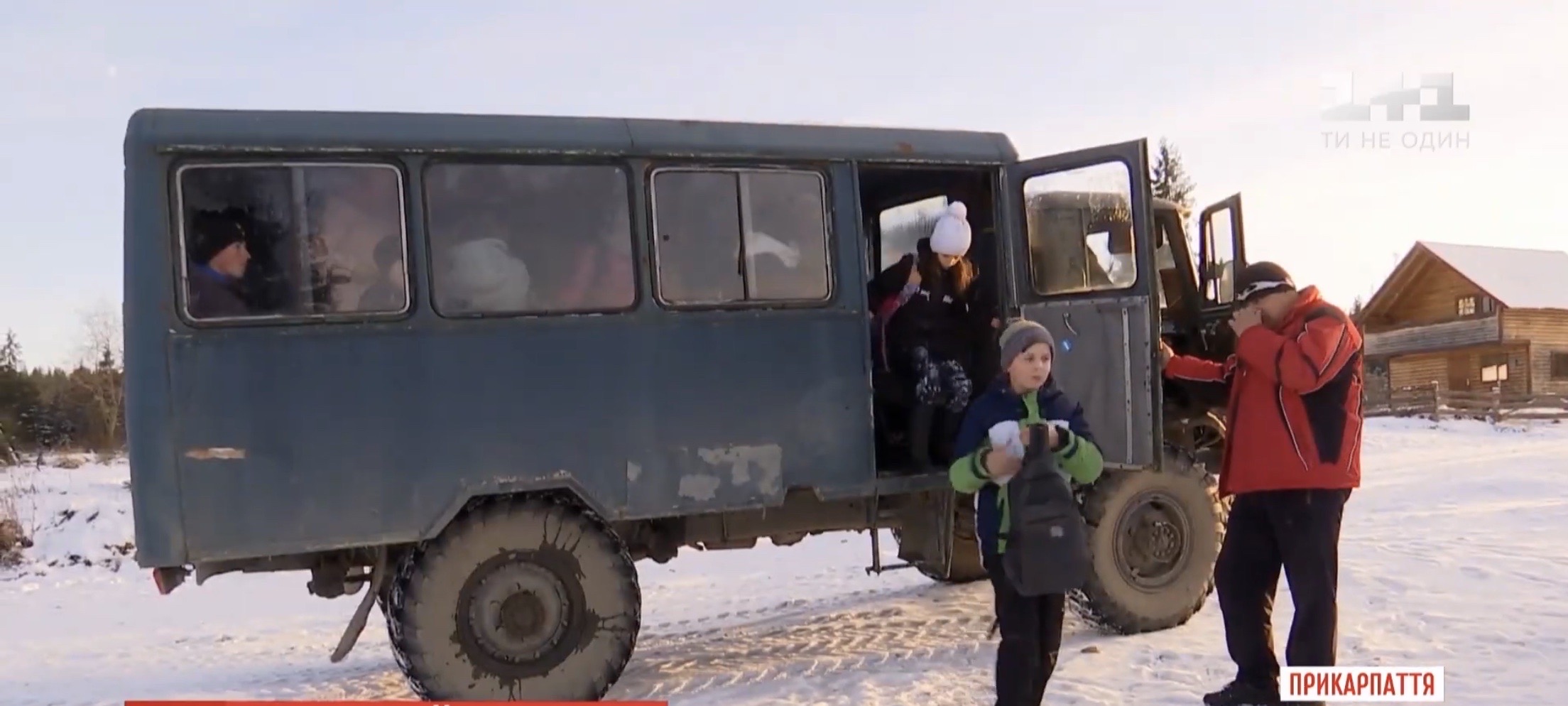 У горах на Прикарпатті дітей до школи возять старою іржавою вантажівкою (ВІДЕО)