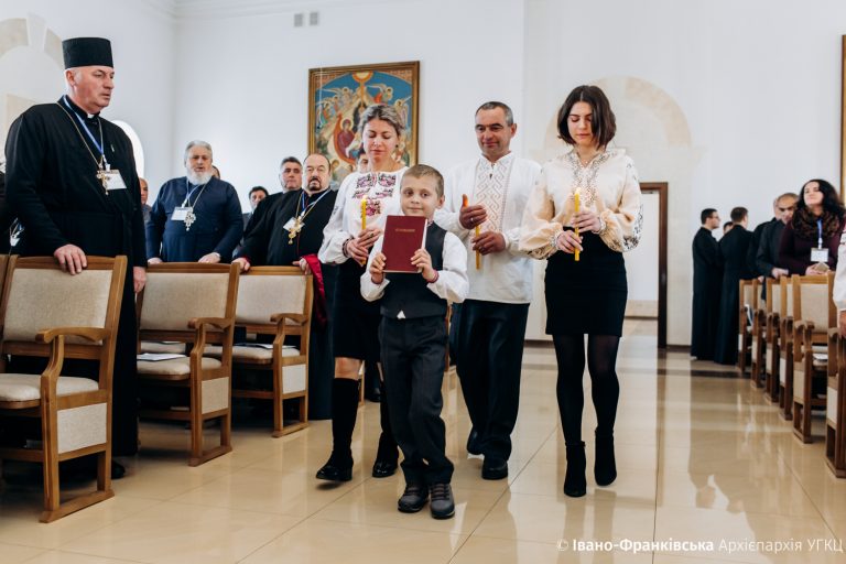 На Архієпархіальнмоу соборі родина емігрантів із Канади врочисто внесли Святе Євангеліє (ФОТО)