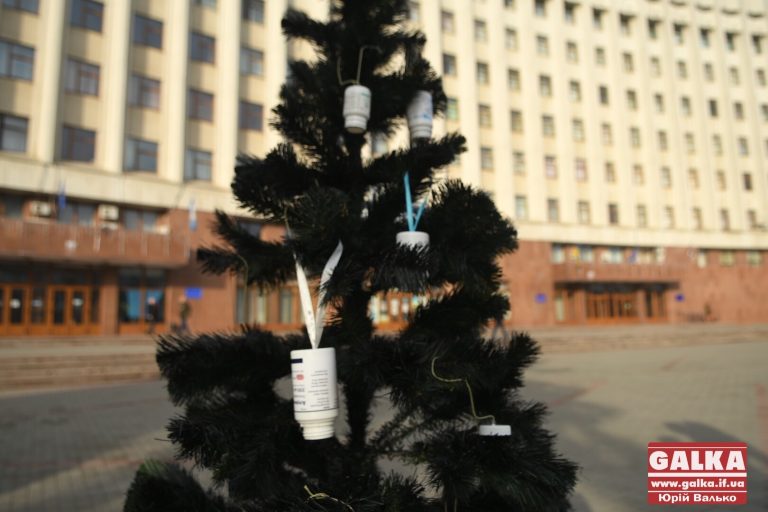 Активісти встановили чорну ялинку під франківською мерією – стурбовані дефіцитом ліків для ВІЛ-позитивних людей (ФОТО)