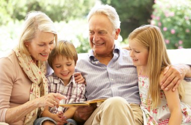 Віддавайте дітей бабусям й дідусям! Це подовжує їхнє життя – дослідження