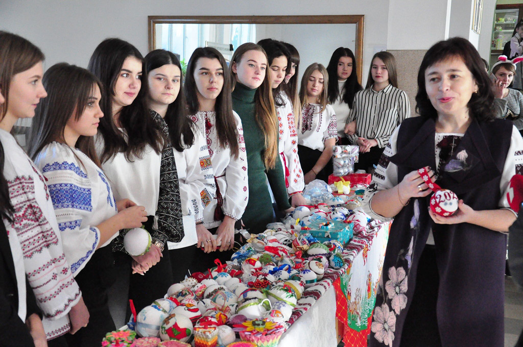 Понад 11 тисяч гривень зібрали франківські студенти на ярмарку для важкохворої дівчини (ФОТО)