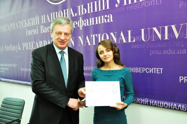 За успіхи в навчанні франківська студентка отримала тисячу доларів. Ще дві – семестр в європейській академії (ФОТО)