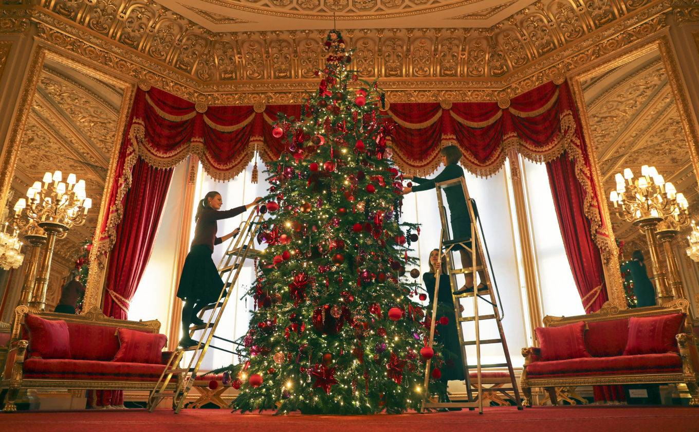 Королівська ялинка: як прикрасили до Різдва резиденцію Єлизавети ІІ (ФОТО)