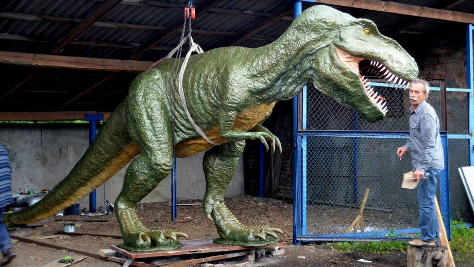 Родина не підтримала, син сказав, що це фігня: історія майстра з Коломиї, який робить динозаврів (ФОТО)
