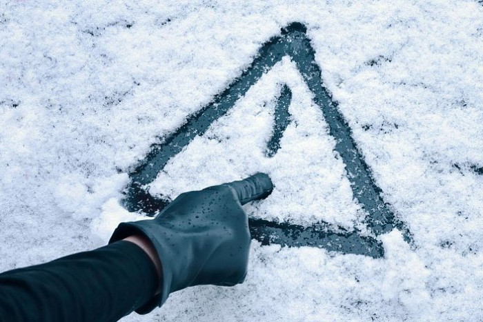 Прикарпатців попереджають про ожеледицю та мокрий сніг