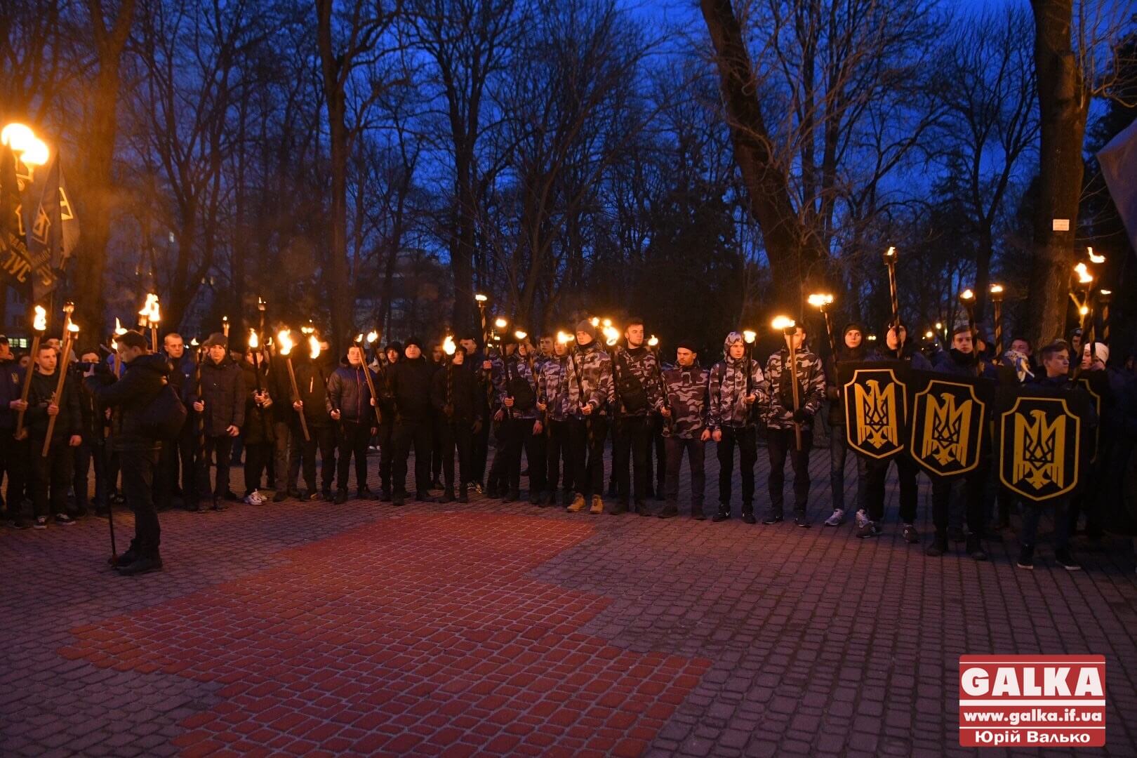 Сотні франківців зі смолоскипами в руках вшанували Героїв Крут (ФОТО, ВІДЕО)