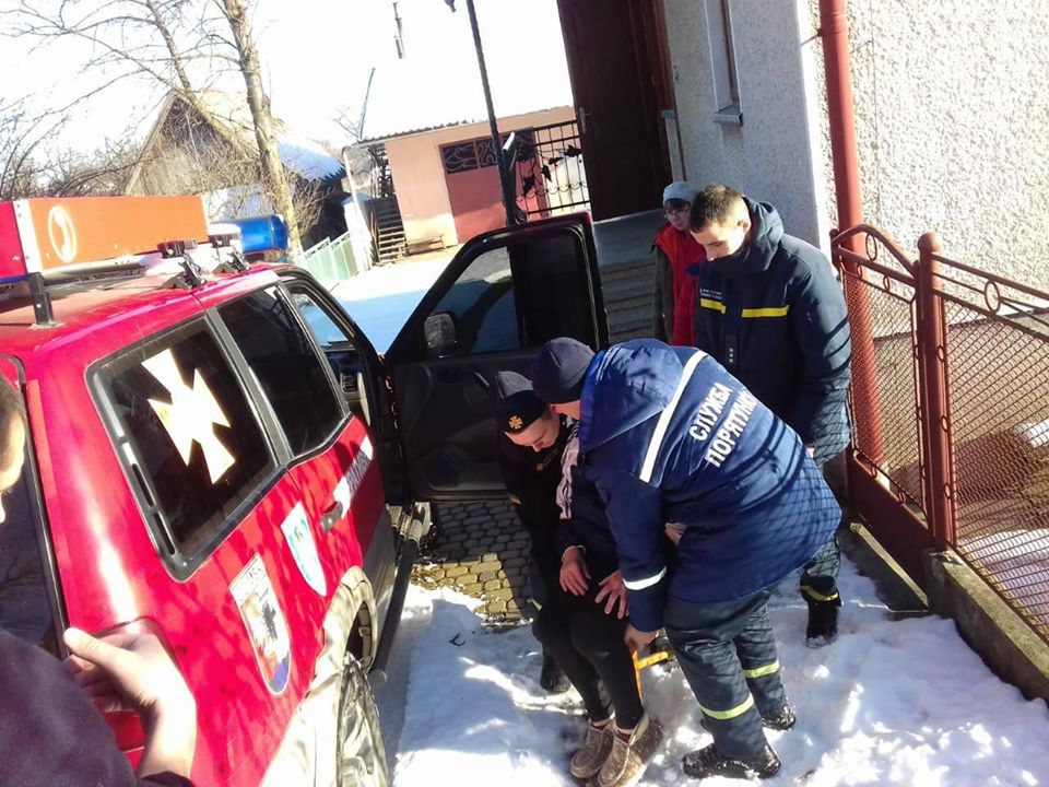 На Долинщині через ожеледь “швидка” не могла доїхати до хворої. Знадобилася допомога рятувальників (ФОТО)