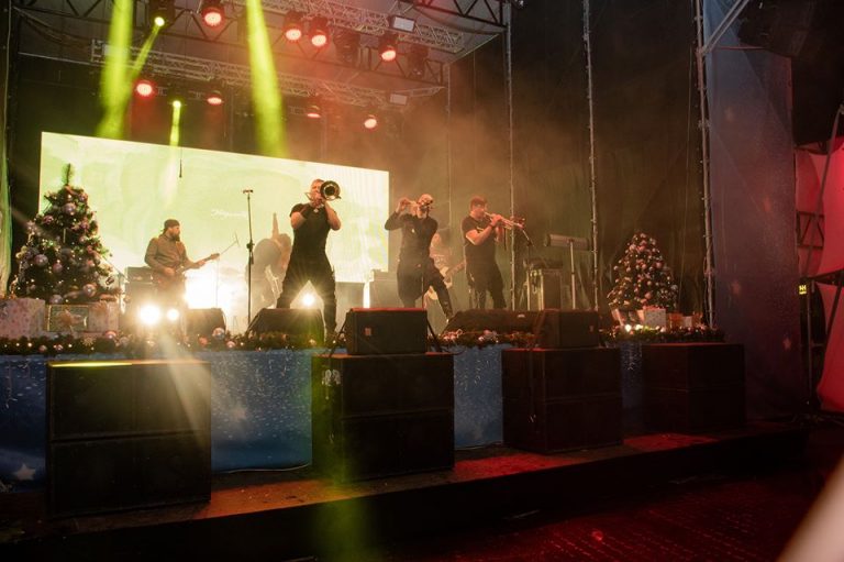 Як франківці з гуртом “Гайдамаки” у центрі міста Новий рік зустрічали (ФОТО, ВІДЕО)