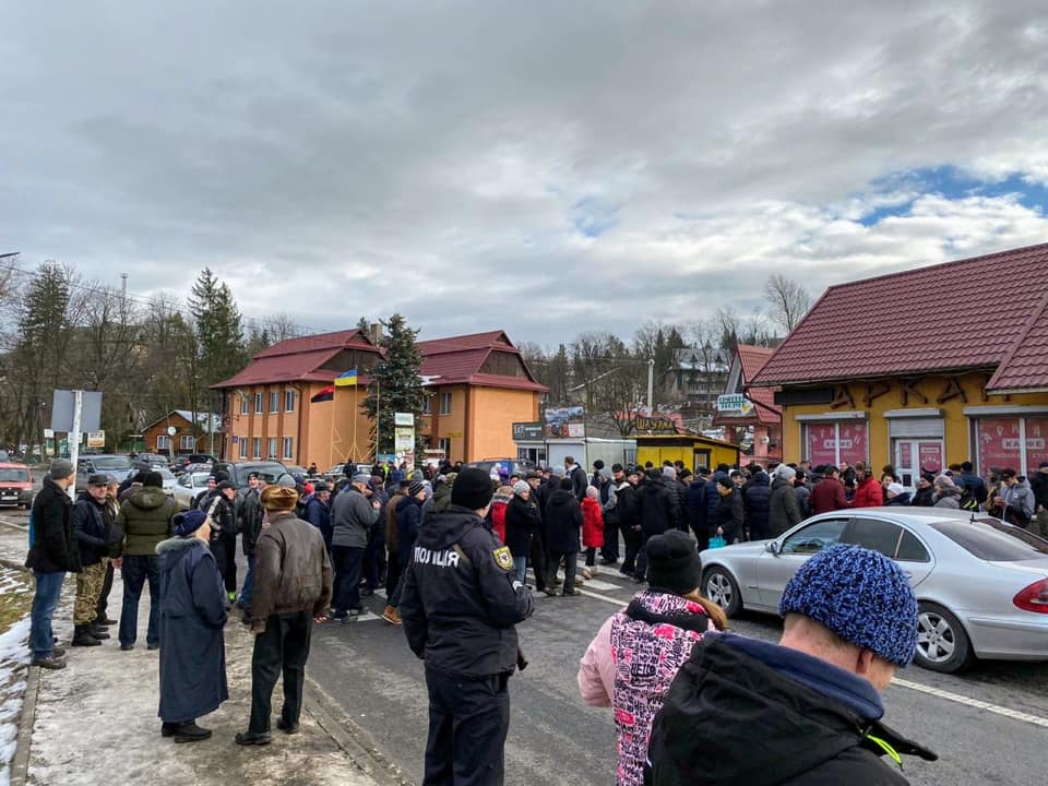 На Прикарпатті перекрили дорогу Мукачево-Львів