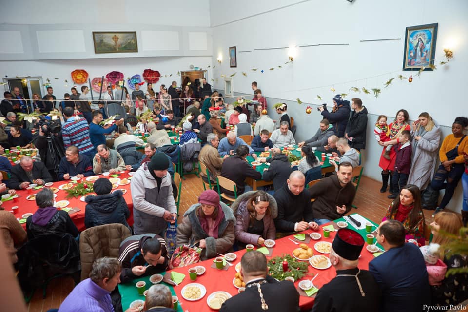 Різдвяний бенкет влаштували для бідних і самотніх франківців (ФОТО)