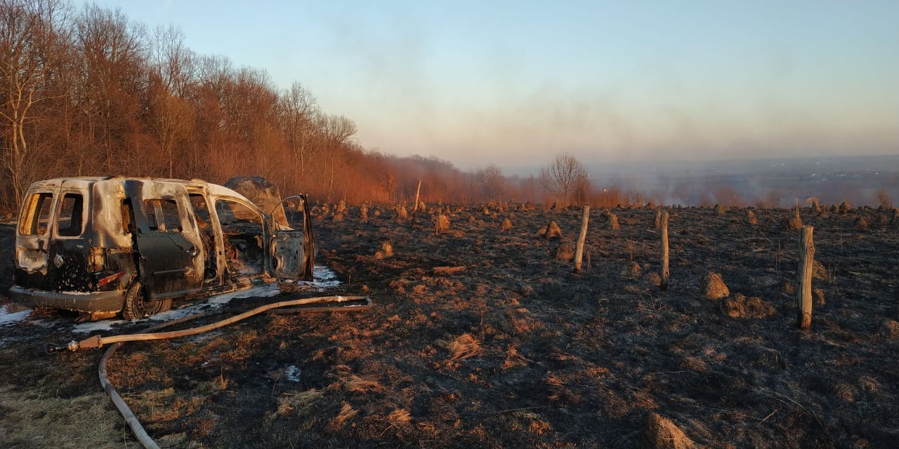 У Болехові через підпал сухої трави згоріла машина (ФОТОФАКТ)