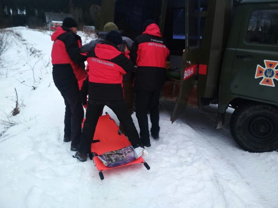 На Рожнятівщині рятувальники знесли на ношах з гір травмованого киянина (ФОТОФАКТ)
