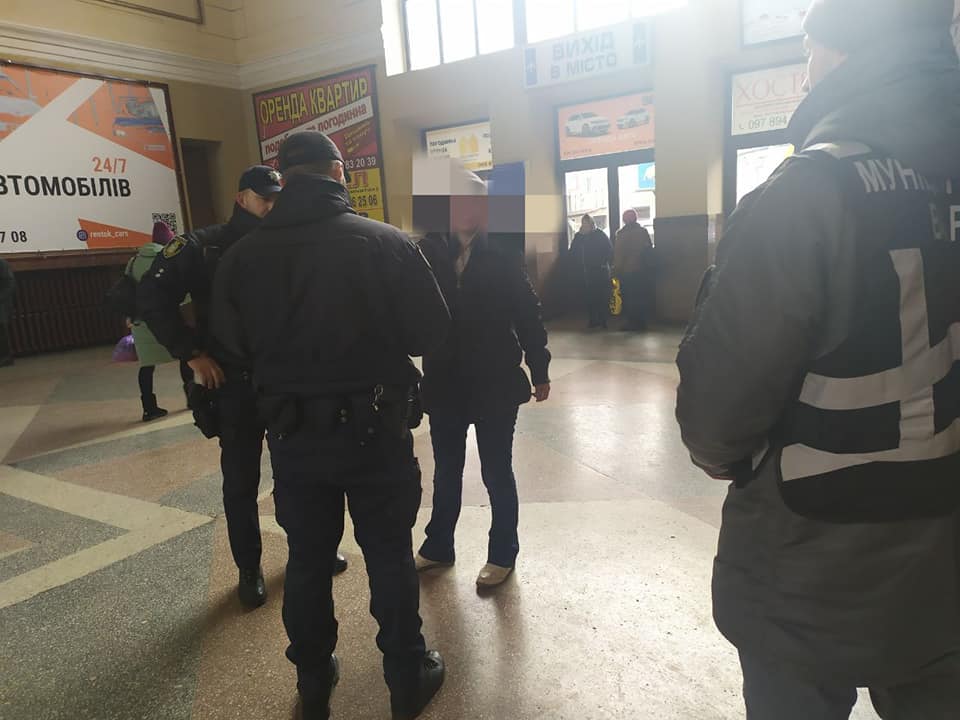 На вокзалі муніципали вгамовували жінку, яка лаялася і погрожувала людям (ФОТО)