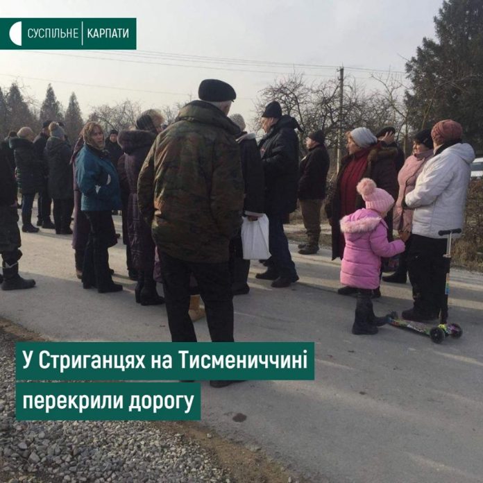 Жителі села на Тисменничині перекрили дорогу, щоб завадити будівництву вапняного комплексу (ВІДЕО)
