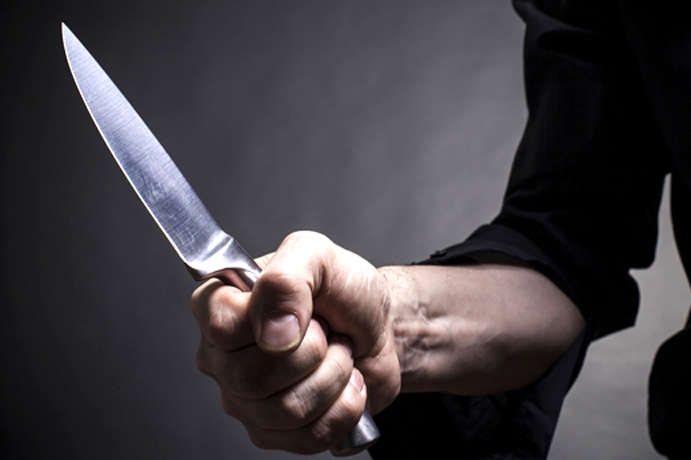 У Франківську п’яний чоловік намагався залізти у машину “швидкої” і погрожував ножем свідкам (ФОТО)