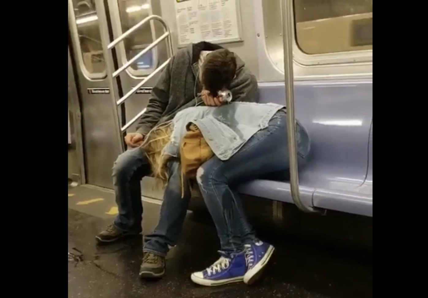 “Як романтично”. У метро зняли сплячого хлопця, який розливає пиво на свою дівчину (ВІДЕО)