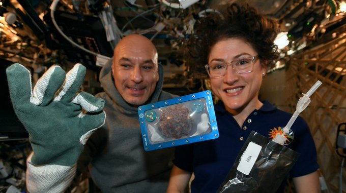 Астронавти вперше спекли печиво в космосі, його перевіряють на шкідливість