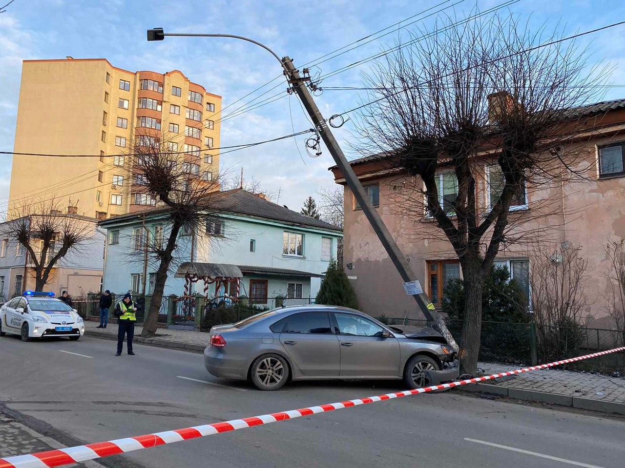 На Довгій автівка врізалася в електроопору. Знеструмлено кілька будинків (ФОТОФАКТ)