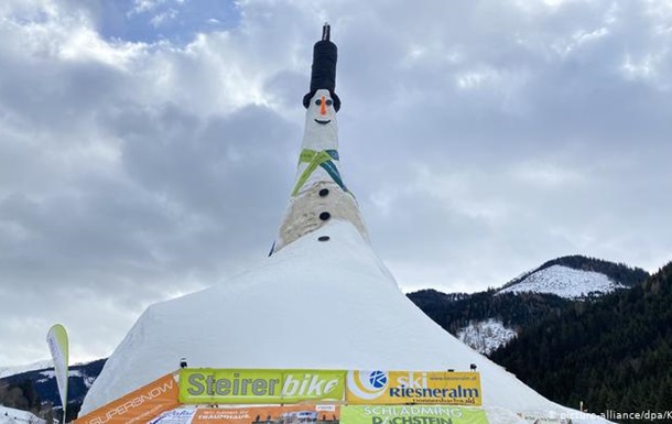 В Австрії зліпили найвищого у світі сніговика (ФОТО)