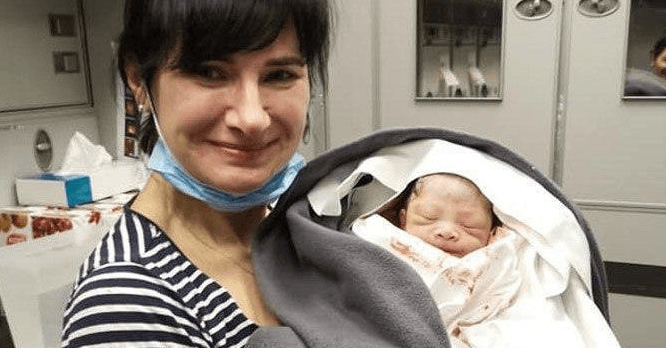 ​​​​​​​​Народився в небі: українська лікарка прийняла пологи у літаку