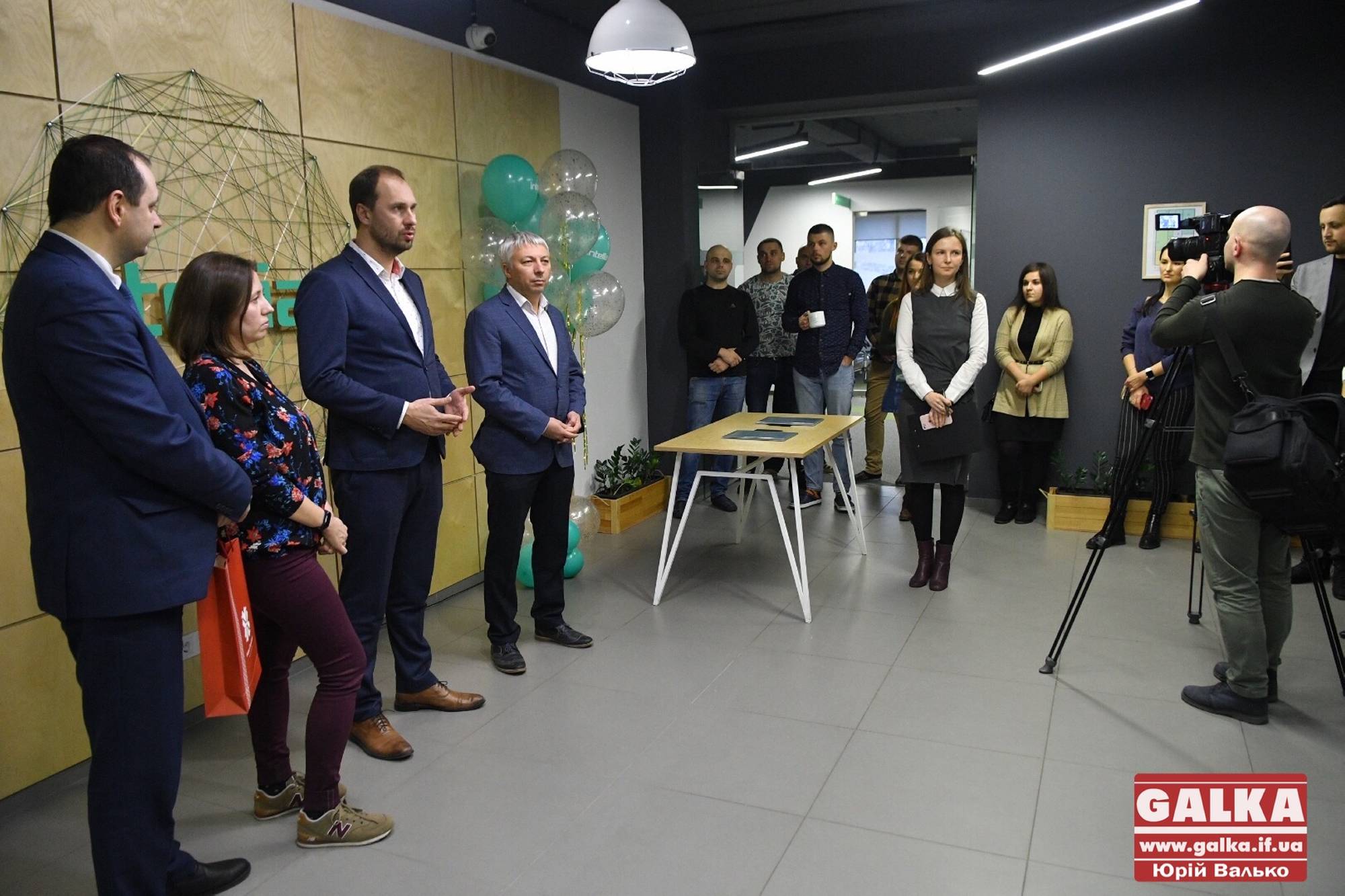 Ще одна ІТ-компанія відкрила новий офіс у Франківську: Марцінків прийшов в гості з шкарпетками (ФОТО)