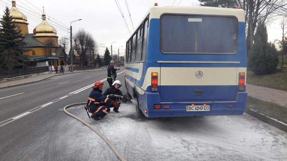 В Ямниці посеред дороги задимівся рейсовий автобус (ФОТО)